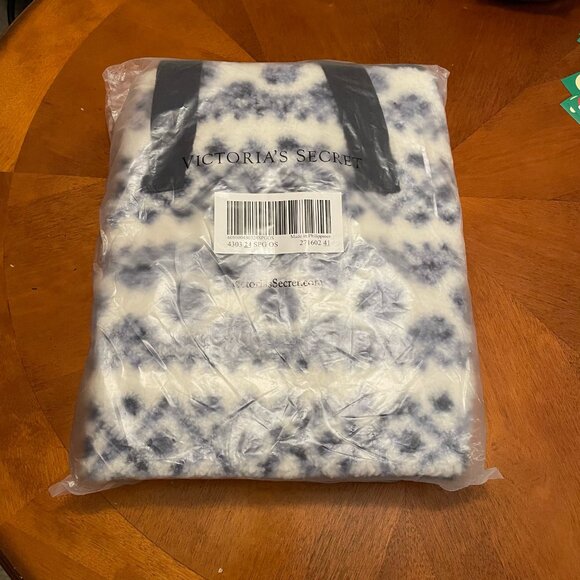 PINK Victoria's Secret Sherpa Teddy Duffel Bag Tote & Weekender - NWT - Picture 4 of 6